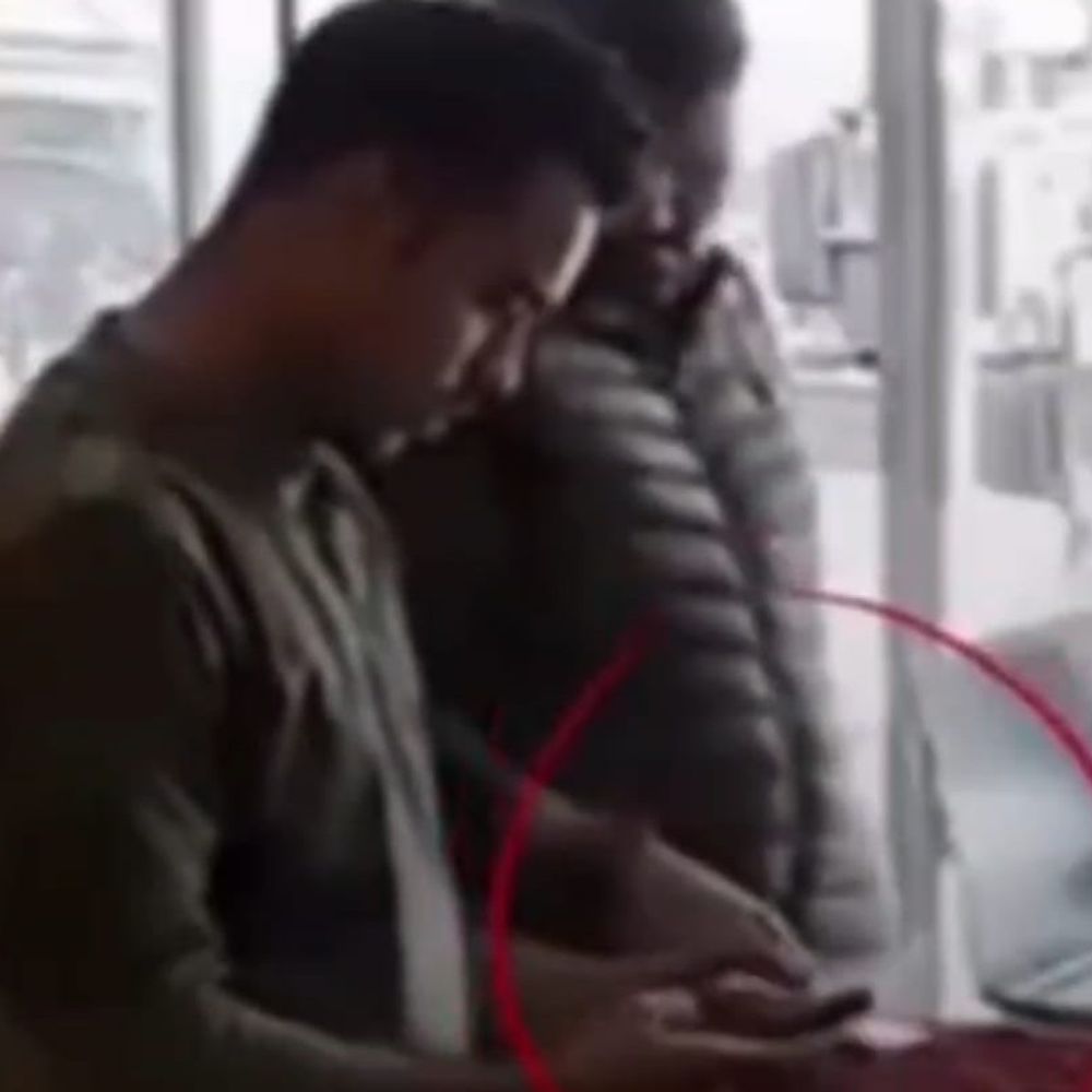 जौनपुर में iPhone चुराने वाला सिपाही गिरफ्तार:दो निलंबित, ग्राहक बनकर दुकान पहुंचे थे, एक वर्दी में था, एक सादे कपड़ों में