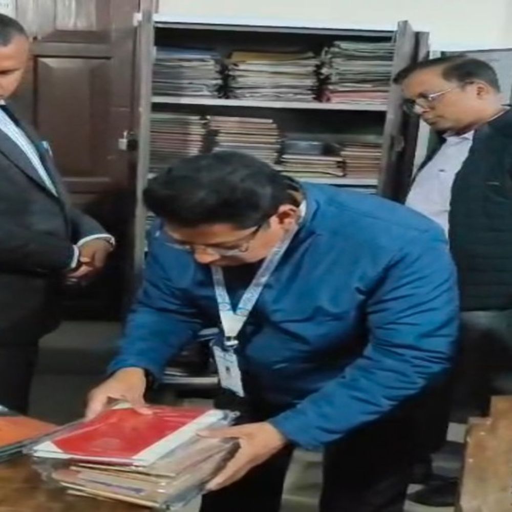 कमिश्नर ने शाहजहांपुर कलेक्ट्रेट का निरीक्षण किया:जनप्रतिनिधियों से संवाद कर व्यवस्थाओं का जायजा लिया