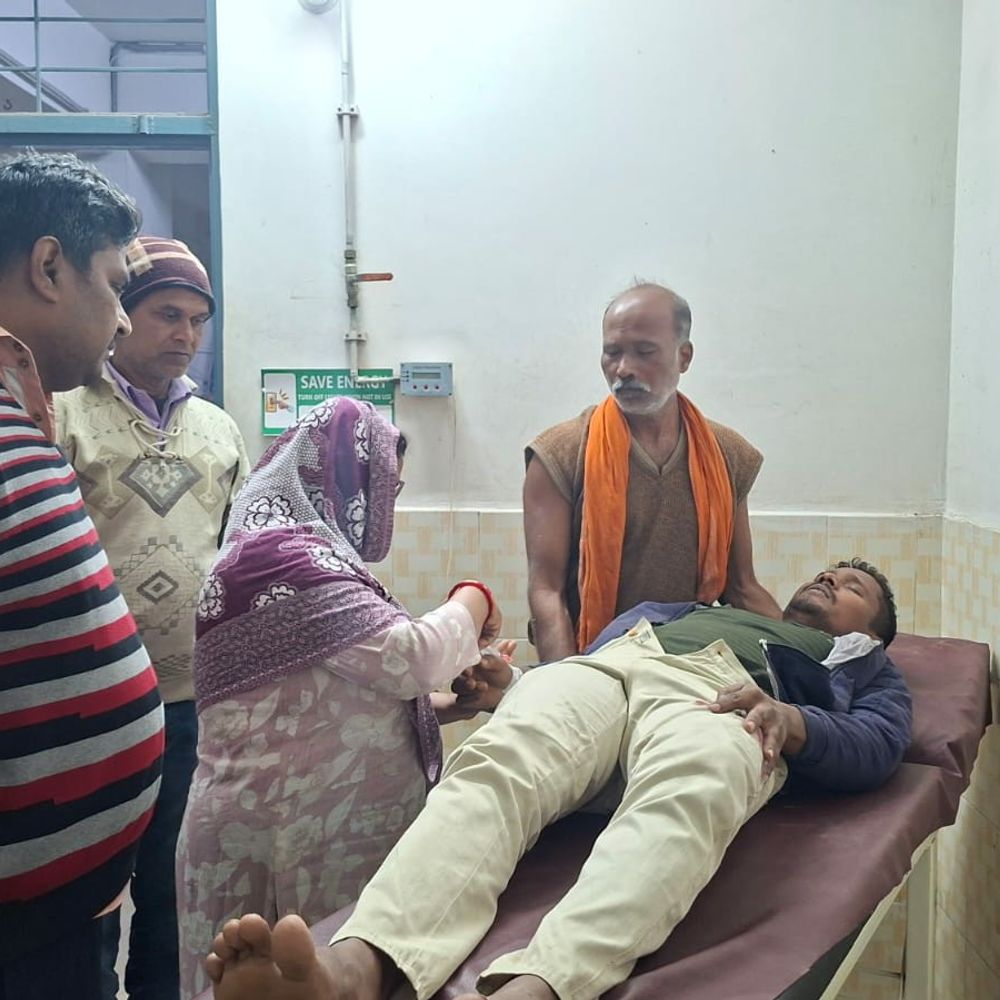 कदवा में दंपति पर फायरिंग:पति को पैर-पत्नी के हाथ में लगी गोली, पंचायत के लिए जाते समय हमला; हायर सेंटर रेफर