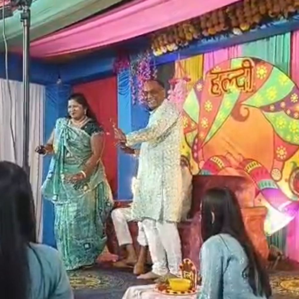 शादी में डांस कर रहे दूल्हे के मामा की मौत:आलीराजपुर में हल्दी की रस्म में पत्नी के साथ कर रहे थे डांस, हार्ट अटैक आया