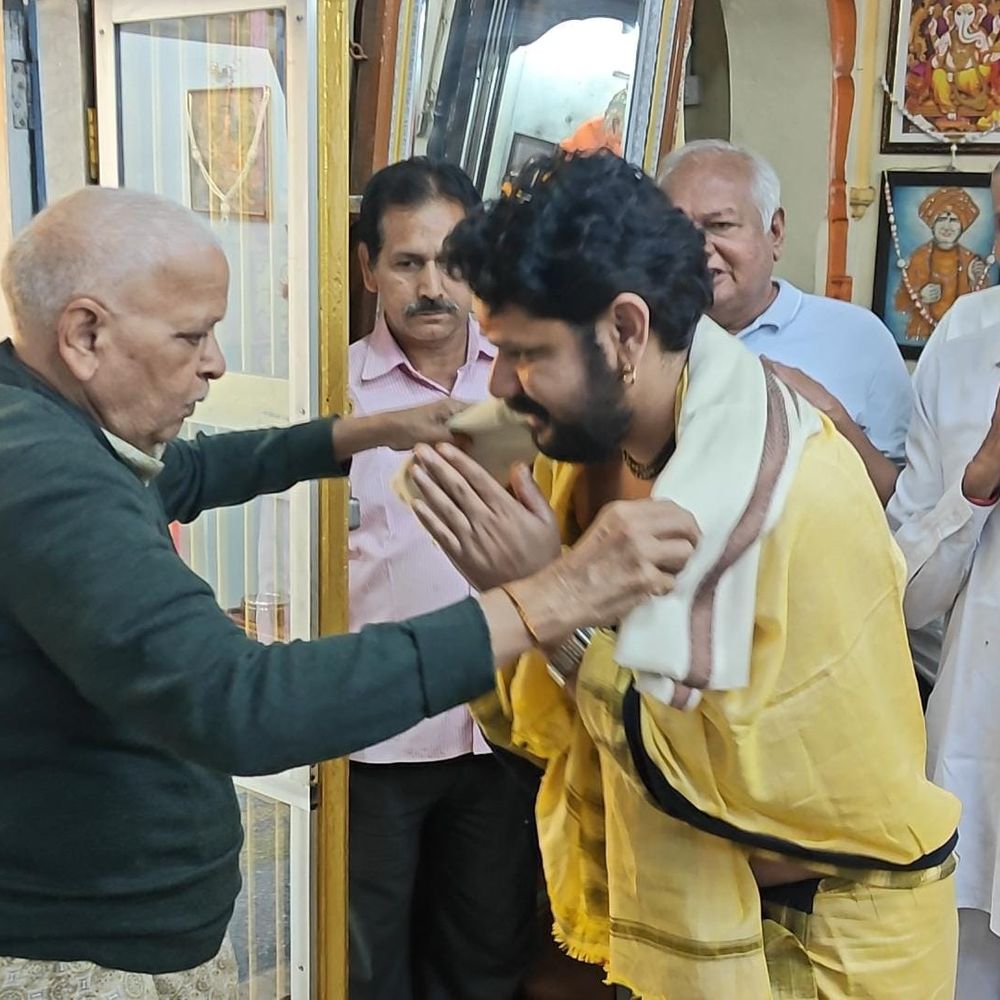 आचार्य युवराज पांडेय धमतरी पहुंचे, भव्य स्वागत:मंदिरों में दर्शन किए, धर्मांतरण पर दिया बयान