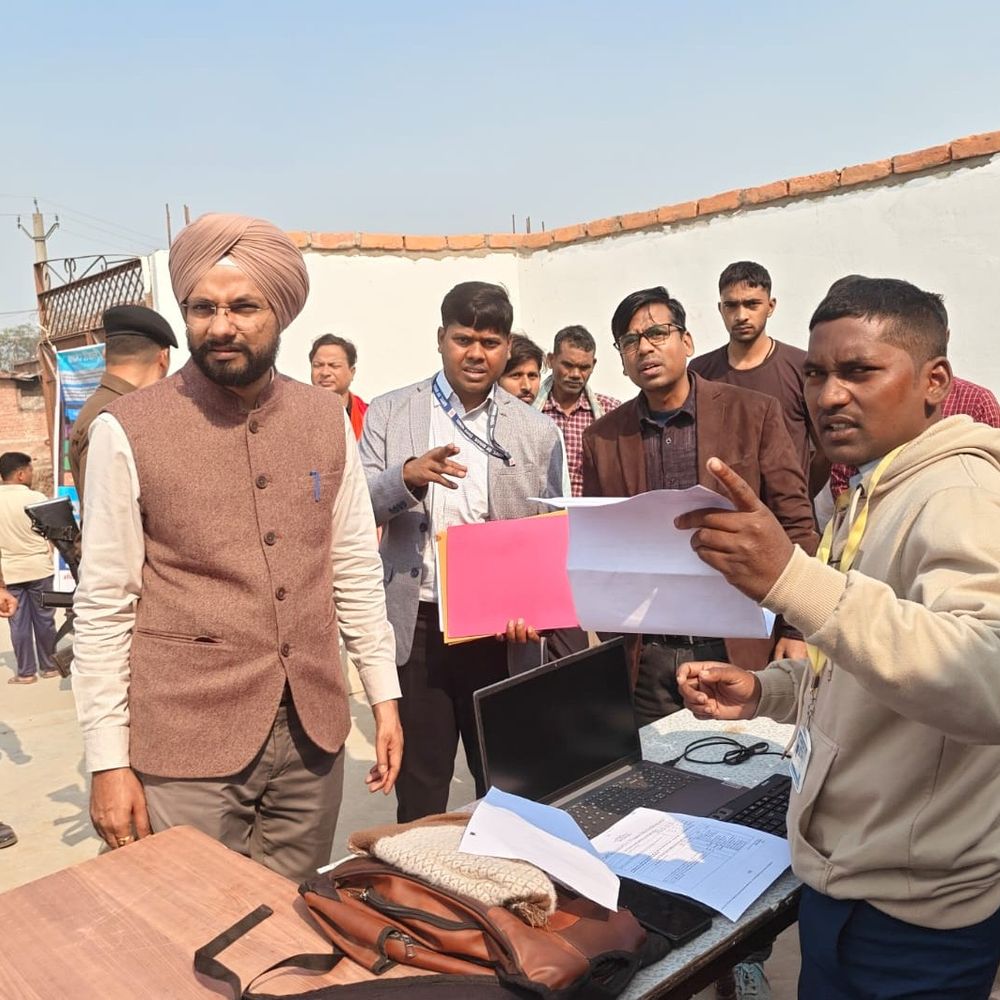 जिलाधिकारी तरनजोत सिंह ने किया सिंधी घाट का इंस्पेक्शन:बेतिया में अधिकारियों को दिए समय पर काम पूरे करने के निर्देश