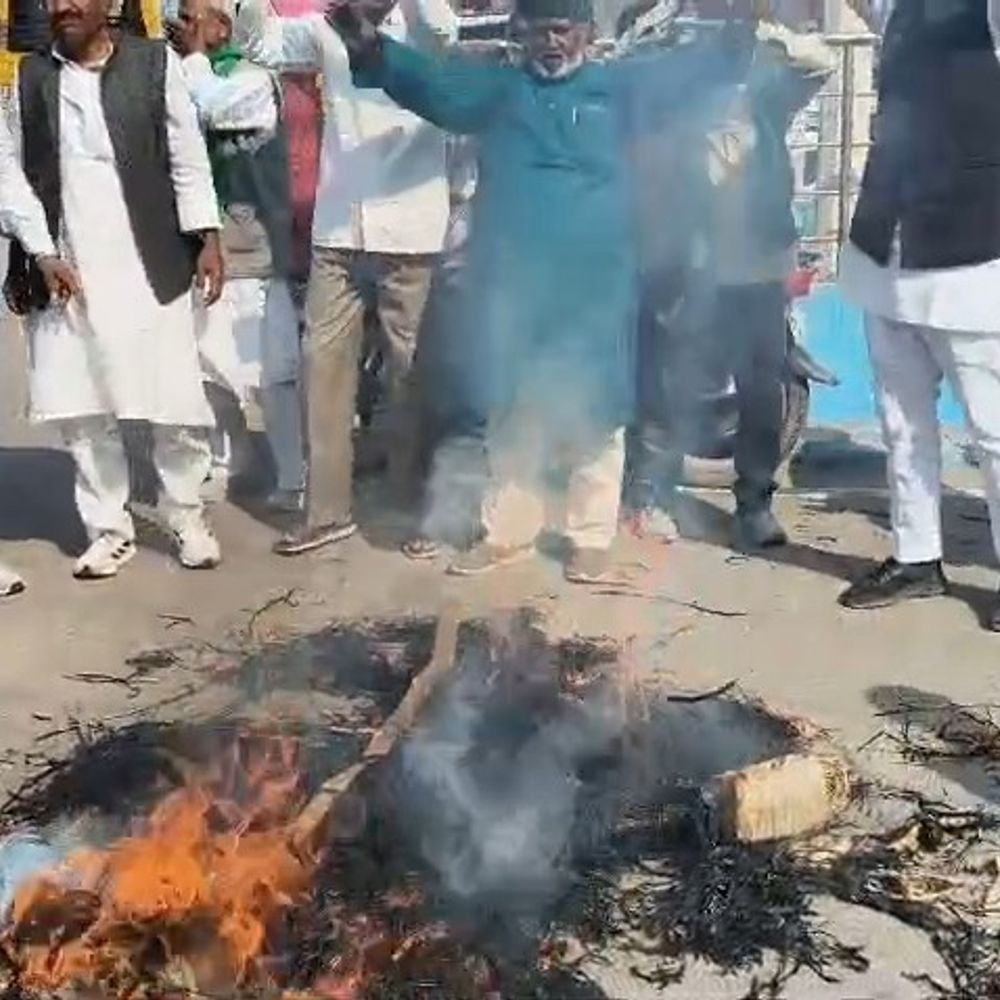 अमेरिका समझौते के विरोध में मोदी-ट्रंप का पुतला जलाया:कैमूर में RJD-किसान मोर्चा ने किया प्रोटेस्ट, किसानों के हितों पर खतरा बताया