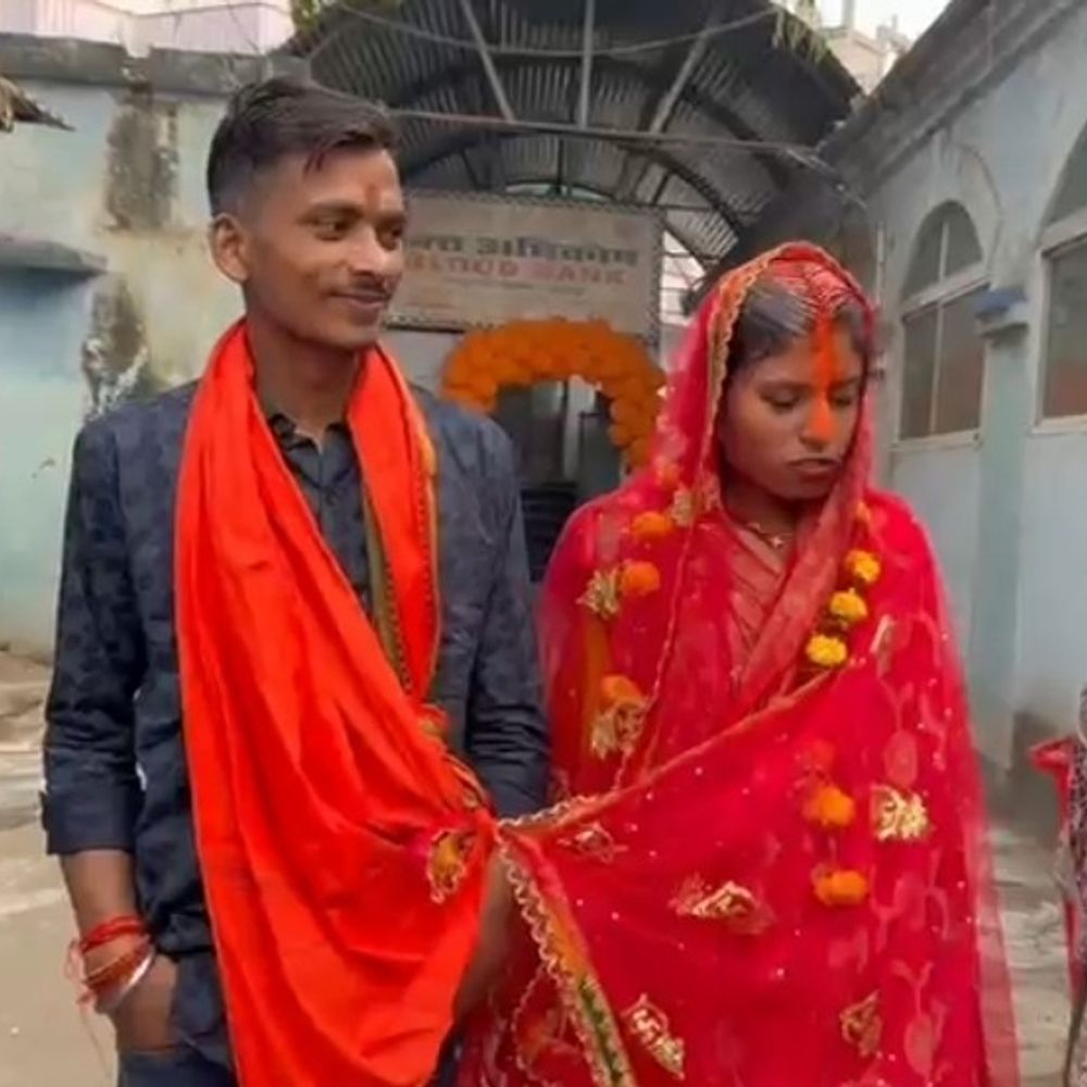 नवादा में प्रेमी जोड़े ने मंदिर में की शादी:अस्पताल पहुंचकर मौसी का लिया आशीर्वाद, 2 साल पहले बस में हुआ था प्यार