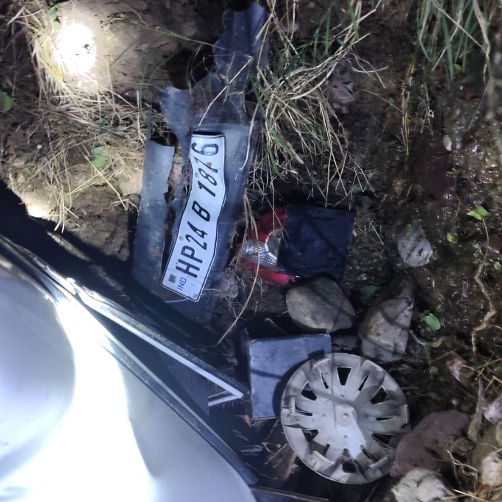 हमीरपुर में कार दुर्घटनाग्रस्त, पूर्व सैनिक की मौत:दो घायल, 300 फुट गहरी खाई में गिरी, शादी समारोह में जाते वक्त हादसा