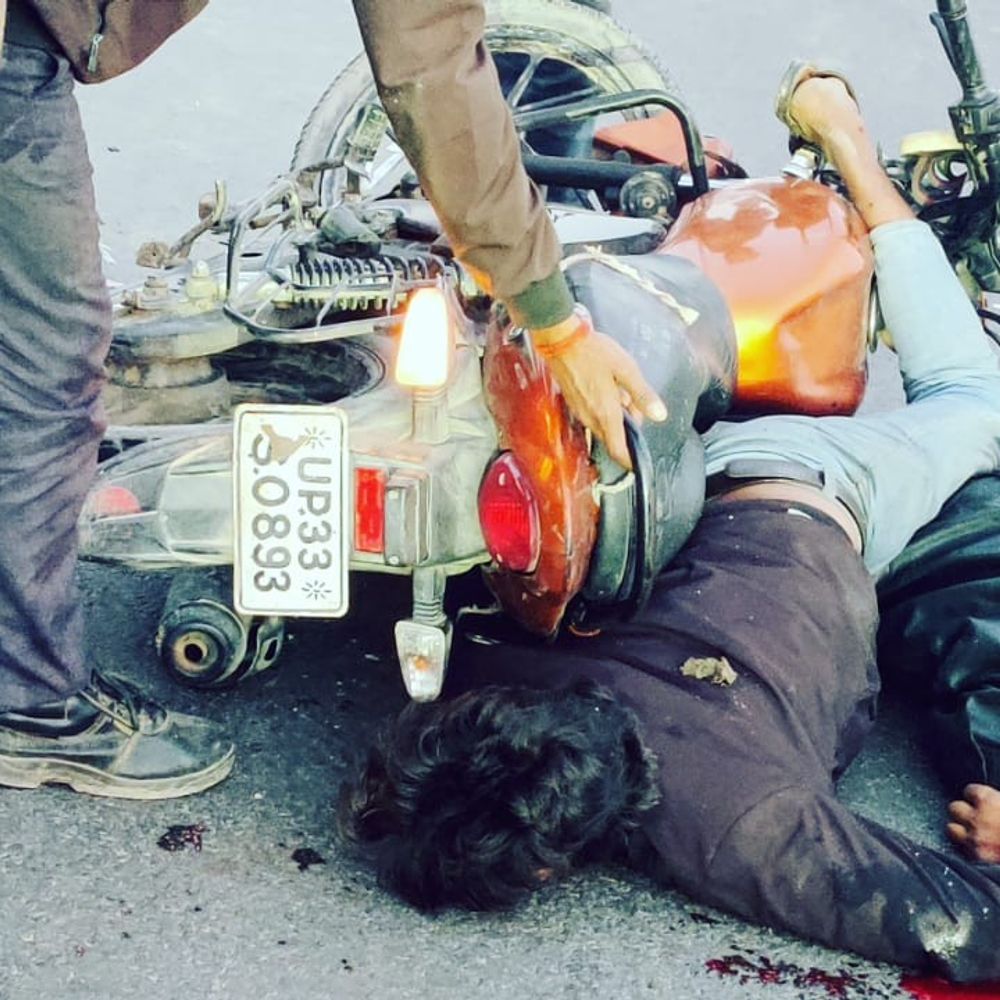 रायबरेली में सड़क हादसे में युवक की मौत:अटौरा बुजुर्ग के पास अज्ञात वाहन ने बाइक को मारी टक्कर