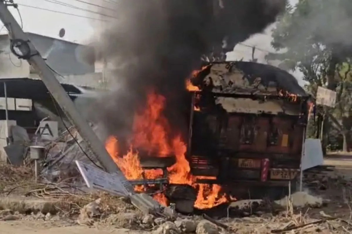 Rajasthan Accident: बेकाबू ट्रेलर का कोहराम, कार को मारी टक्कर, लगी भीषण आग, 2 छात्रों ने कूदकर बचाई जान