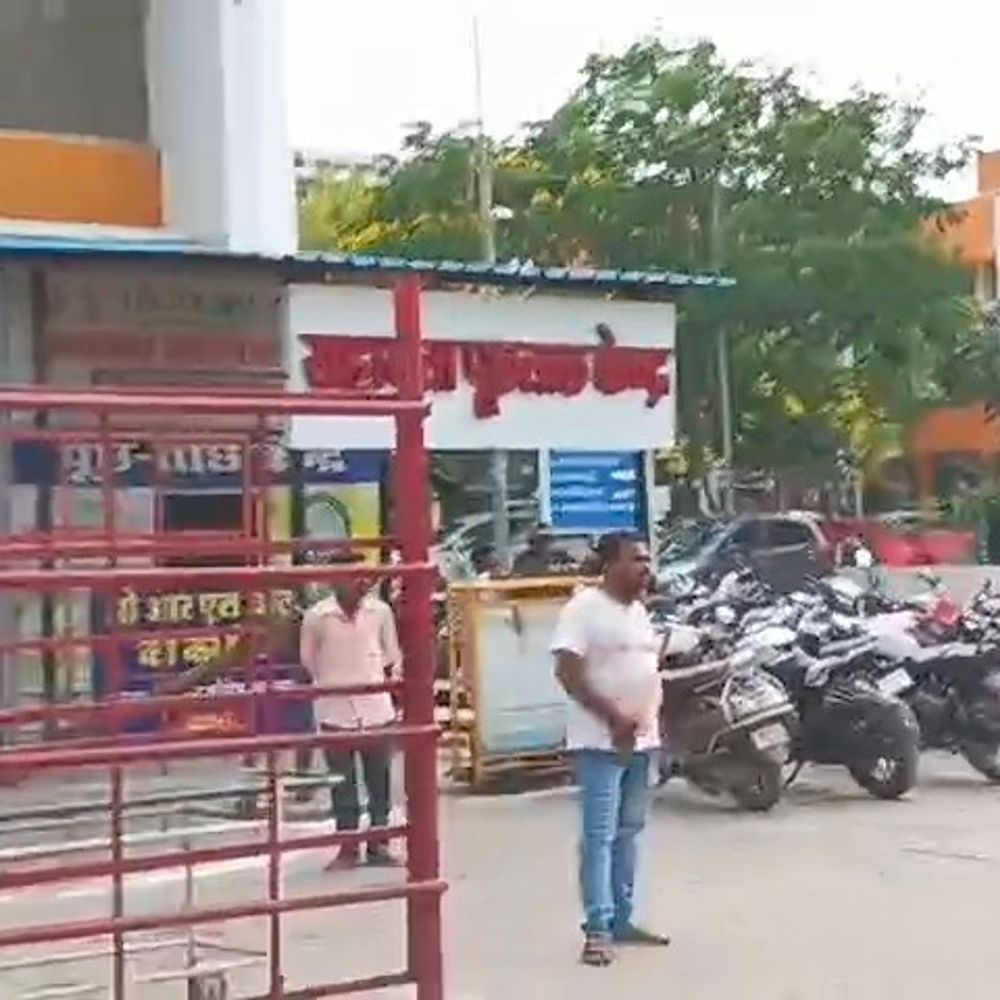 NMCH में 2 दलाल गिरफ्तार, जांच केंद्रों-दवा दुकानों पर भेजते:प्रशासन-पुलिस ने 2 घंटे छापा मारा, महिला दलालों की तलाश जारी