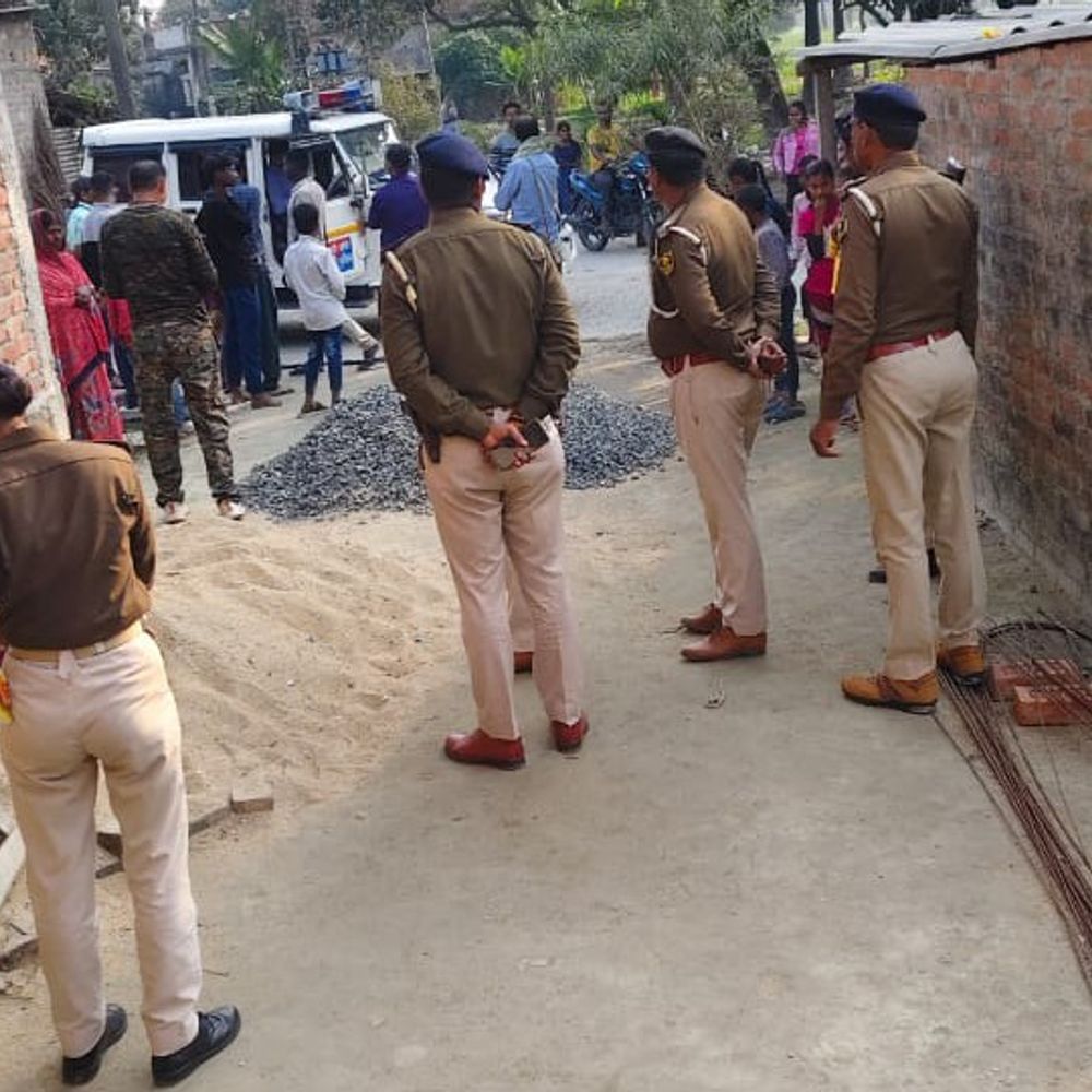 सोनपुर में फरार अभियुक्त महिलाओं के घर पर इश्तेहार चस्पा:नवविवाहिता की हत्या के मामले में पुलिस की कार्रवाई, सरेंडर नहीं करने पर कुर्की की जाएगी