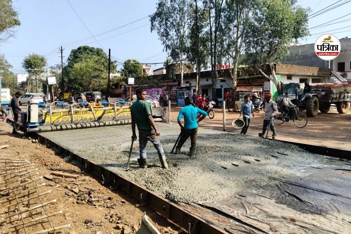 गुना को बड़ी सौगात: पहली बार व्हाइट टॉपिंग तकनीक का इस्तेमाल; 7 करोड़ से बन रही सीसी सड़क