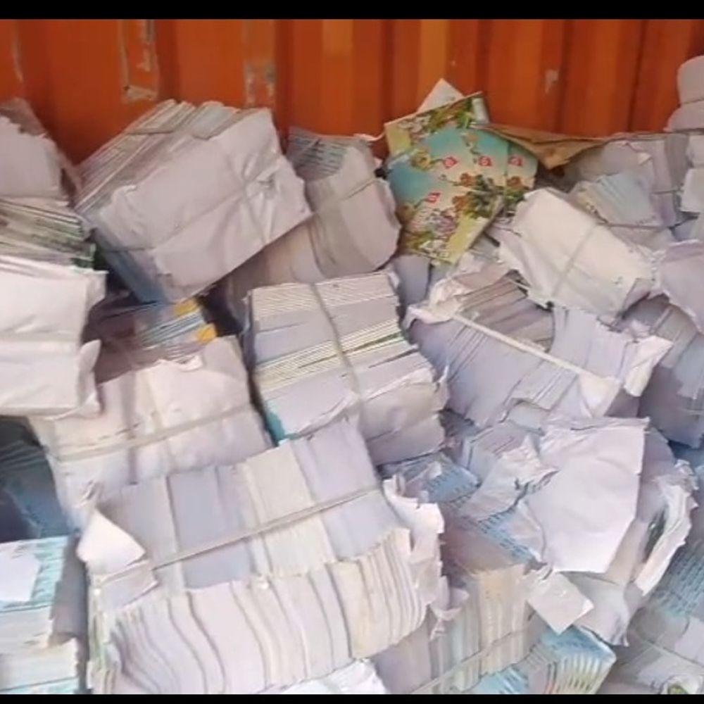 ट्रक में सरकारी स्कूल की किताबें मिली:जांच के बाद दो अनुचर निलंबित, तीन की संविदा समाप्त