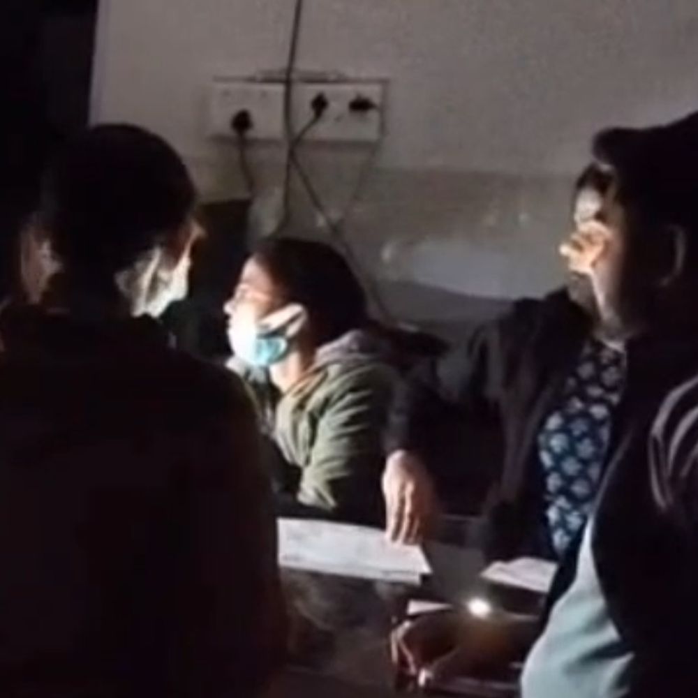 एटा में मेडिकल कॉलेज इमरजेंसी वार्ड में बिजली गुल:जनरेटर होने के बावजूद मोबाइल टॉर्च की रोशनी में मरीजों का इलाज