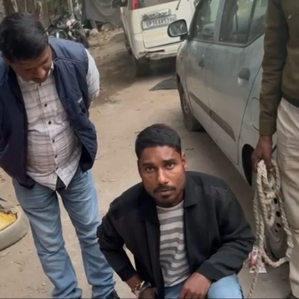 बक्सर बॉर्डर पर तस्कर गिरफ्तार, 650 बोतल शराब बरामद:कार की सीट-गेट में छिपाकर लाई जा रही थी अंग्रेजी शराब