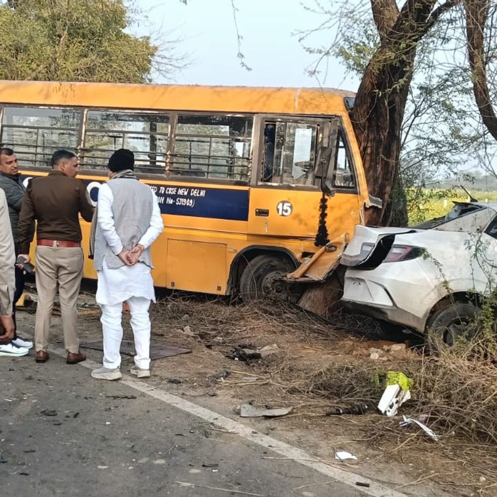 रेवाड़ी में स्कूल बस की कार से टक्कर:दो युवकों की मौत; घर जा रहे कई स्टूडेंट्स भी घायल, चीख पुकार मची