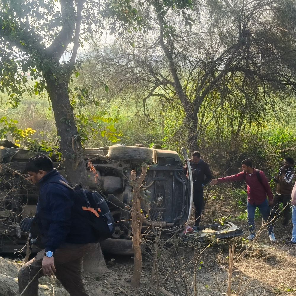 ड्राइवर को झपकी आने से पलटी कार:शादी से लौट रहे 5 लोग घायल, एक हायर सेंटर रेफर