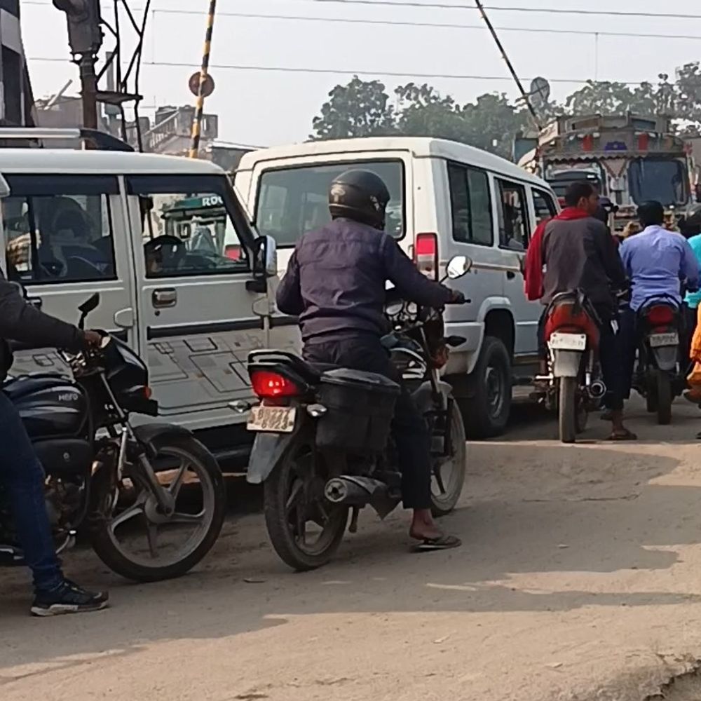 बेतिया में ROB निर्माण से जाम की समस्या बढ़ी:मैट्रिक परीक्षार्थी परेशान, स्थानीय लोगों ने प्रशासन से मांगी राहत