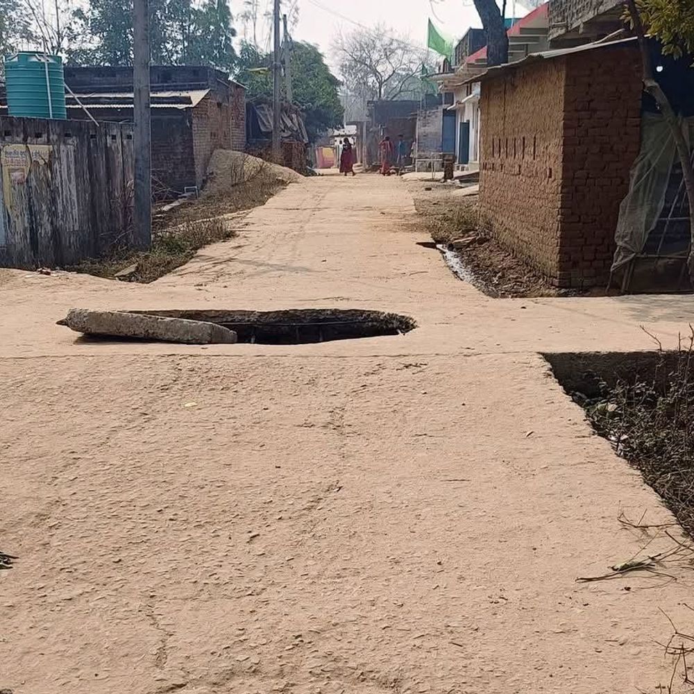 रोहतास में बीच सड़क पर पुलिया टूटी, आवागमन ठप:राहगीरों को हादसे का खतरा, 6 माह से नहीं हुआ मरम्मत