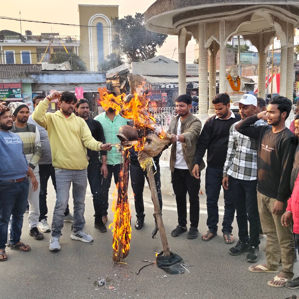 समर्थकों ने सीएम-डिप्टी सीएम का पुतला फूंका:पप्पू यादव की गिरफ्तारी पर मधेपुरा में विरोध, सरकार के खिलाफ नारेबाजी