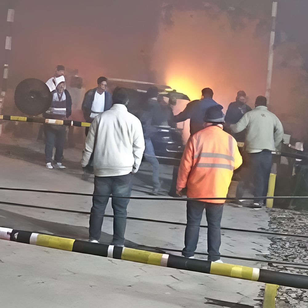 पिस्टल तानकर रेलवे फाटक खुलवाने का दबाव, VIDEO:गेटमैन से की मारपीट, 15 मिनट हार्न बजाते खड़ी रही ट्रेन