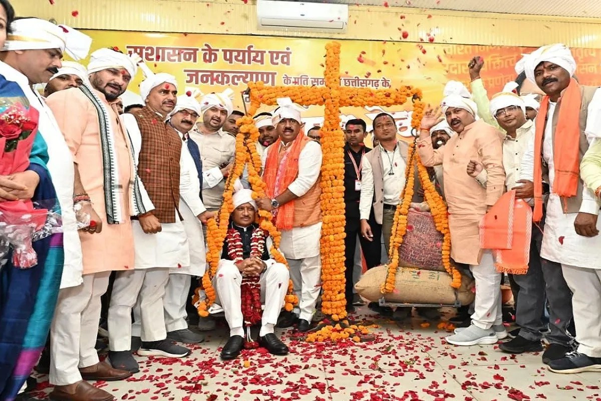 होली से पहले किसानों को मिलेगी 10 हजार करोड़ रुपए, मुख्यमंत्री को धान से तौलकर प्रदेश के अन्नदाताओं ने जताया आभार