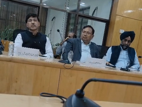 रेल मंत्री की प्रेस कॉन्फ्रेंस में झपकी लेते रहे अफसर…VIDEO:बिलासपुर जोन को पिछले बजट से 545 करोड़ रुपए ज्यादा मिले;एक भी नया प्रोजेक्ट नहीं