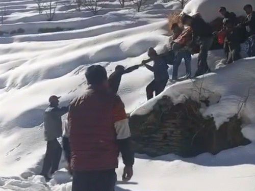 हिमाचल में 15KM कंधे पर उठाकर अस्पताल पहुंचाया बुजुर्ग, VIDEO:बर्फ से सड़क बंद, ग्रामीणों के कंधे बने एंबुलेंस, PWD की सुस्ती पर सवाल