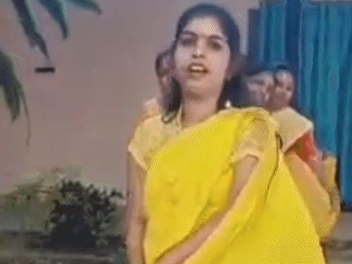 ‘दामाद जी अंगना में पधारे’ गाने पर टीचर्स का VIDEO:फैशन वॉक किया, बोलीं- प्रिंसिपल की पोस्टिंग का विरोध कर रहे, पुराना वीडियो वायरल किया