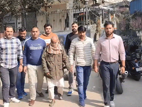 दिल्ली ट्रिपल-मर्डर केस- लड्डू में सल्फास, नींद की गोलियां मिलाईं:खाकर सो जाते थे लोग; तांत्रिक गेहूं में दवा के नाम पर मंगाता था गोली