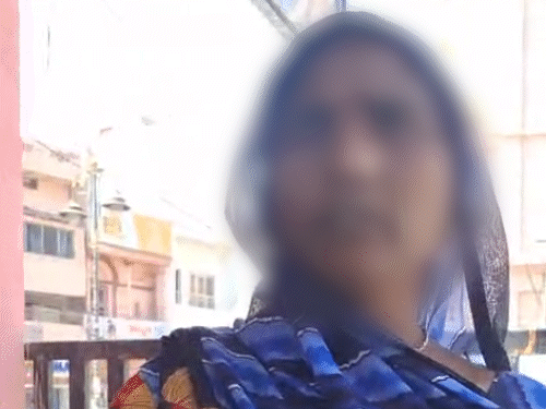 युवती से गैंगरेप में लापरवाह थानेदार लाइन हाजिर, चौकी-इंचार्ज निलंबित:वाराणसी में सहेली ने ब्यॉयफ्रेंड समेत 5 दोस्तों को परोसा, इंटरनल इंजरी से पीड़िता की हालत बिगड़ी