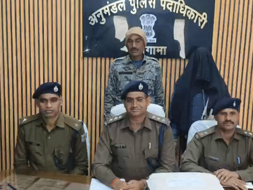 गोड्डा में 4 किलो गांजा के साथ तस्कर गिरफ्तार:भागलपुर से आकर बेचने की थी तैयारी, कब्रिस्तान के पास पकड़ा गया आरोपी