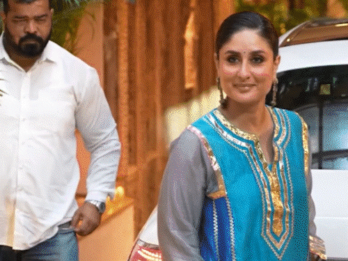 सोनम कपूर ने बेबी शावर में फ्लॉन्ट किया बेबी बंप:फैमिली मेंबर्स समेत सेरेमनी में फराह खान, करीना कपूर जैसे कई सेलेब्स हुए शामिल