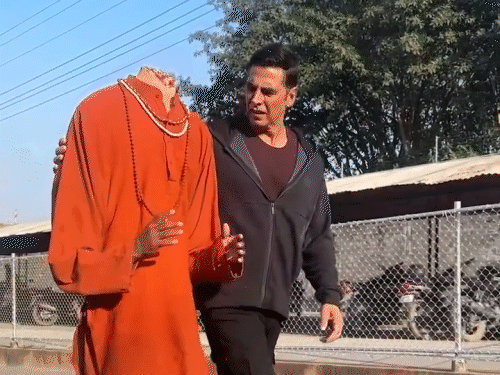 बिना सिर वाले भूत संग अक्षय कुमार का वीडियो वायरल:सरकटे के साथ एक्टर का ठहाका, सवाल: क्या भूत सच में होते हैं?