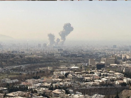 इजराइल की ईरान पर एयरस्ट्राइक देखें PHOTO-VIDEO:तेहरान समेत कई शहरों में धुएं का गुबार, ईरान के फाइटर जेट्स ने भी उड़ान भरी