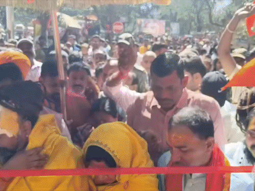 कोडरमा के ध्वजाधारी धाम में शिवरात्रि महोत्सव:777 सीढ़ियां चढ़कर भक्तों ने किया जलाभिषेक, दो दिवसीय मेले में उमड़ा जनसैलाब