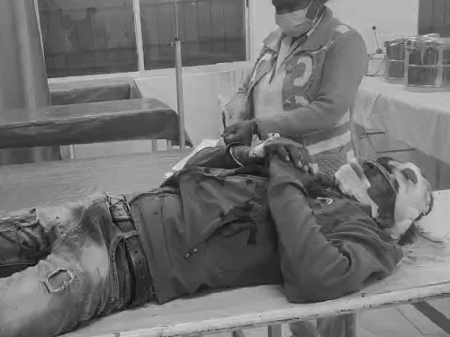 चतरा में नो-एंट्री खुलते ही हादसा:पिकअप की टक्कर से बाइक सवार गंभीर, युवक को रांची रेफर किया गया