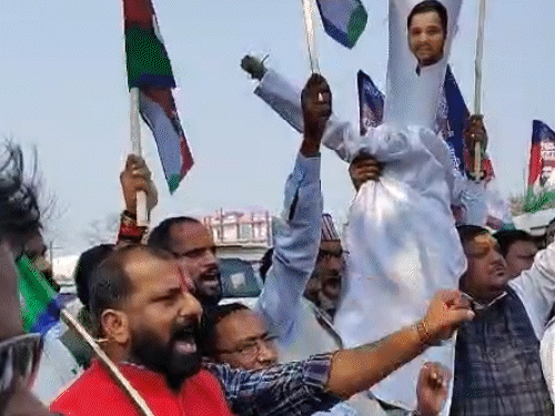 राजद ने रामविलास पासवान को बेचारा कहा, लोजपा का प्रदर्शन:तेजस्वी यादव का किया पुतला दहन, विधानसभा में तेजस्वी के विधायक ने की थी टिप्पणी