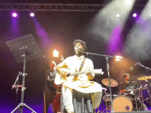 अरिजीत सिंह ने कोलकाता में किया लाइव कॉन्सर्ट:प्लेबैक सिंगिंग छोड़ने की घोषणा के बाद पहली पब्लिक परफॉर्मेंस में अनुष्का शंकर के साथ परफॉर्म किया