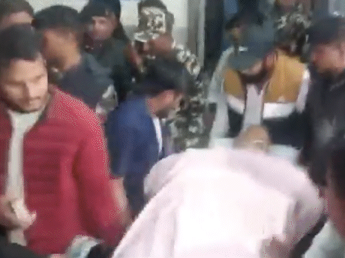 ‘मैं रात में नहीं जाऊंगा’,पप्पू यादव की गिरफ्तारी का VIDEO:सिविल ड्रेस में पहुंची पुलिस, समर्थक भिड़े, सांसद बोले- बेटी की लड़ाई लड़ रहा था