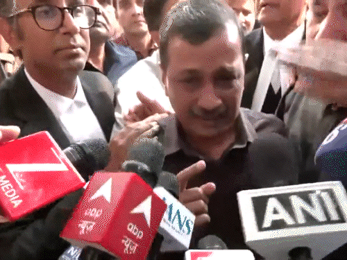 शराब नीति केस में बरी केजरीवाल रोए, PHOTO-VIDEO:घर पहुंचे तो पत्नी-बेटी ने फूल बरसाए, पति से गले लगकर भावुक हुईं सुनीता
