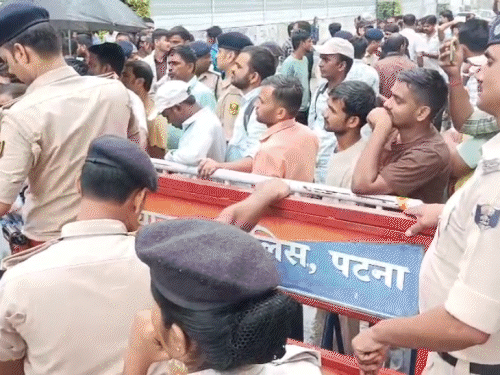 BPSC कैलेंडर में TRE-4 गायब, शिक्षक अभ्यर्थियों में गुस्सा:आज 11 बजे पटना कॉलेज से निकालेंगे मार्च, छात्र संगठन बोले-सरकार सिर्फ जुमलेबाजी कर रही