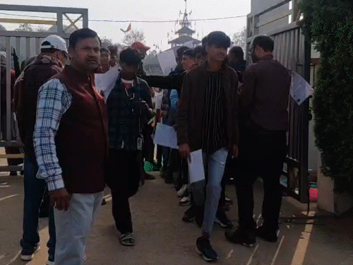 मैट्रिक-इंटर परीक्षा का दूसरा दिन:पहली पाली में हो रही 10वीं की परीक्षा, प्रशासन अलर्ट, छात्रों में दिखा आत्मविश्वास