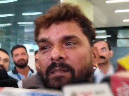 खेसारी बोले- पवन सिंह-ज्योति के मैटर पर मत कुछ पूछिए:भोजपुरी एक्टर ने कहा- बहुत ट्रॉल होता हूं, BJP जॉइन करने की बात पर बोले- मेरे बस की नहीं