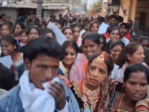 शादी के मंडप से छात्रा पहुंची परीक्षा देने:जहानाबाद में दुल्हन ने दिया इतिहास का पेपर, जज्बे को लोगों ने सराहा