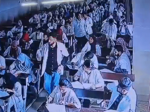 कर्नाटक में मेडिकल स्टूडेंट ने प्रोफेसर को पीटा, VIDEO:एग्जाम हॉल में फोन से चीटिंग करते पकड़ा था; छात्र ने पेपर छीनने पर हमला किया