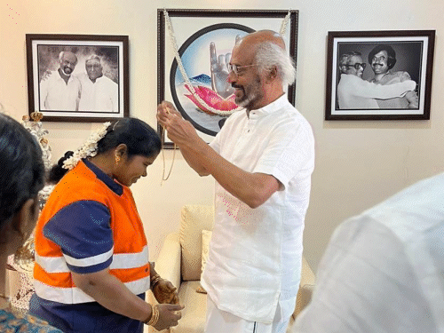 महिला सफाई कर्मचारी की ईमानदारी से प्रभावित हुए रजनीकांत:घर बुलाकर सोने की चेन पहनाकर किया सम्मानित, तस्वीरें वायरल