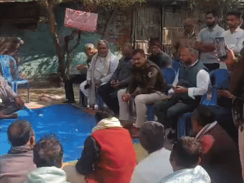 आधी रात मंदिर का झंडा तोड़ने पर विवाद:सारण में 2 समुदायों के बीच तनाव, पुलिस ने गांव में किया कैंप