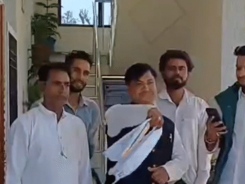 पीसीसी अध्यक्ष डोटासरा के हमशक्ल का वीडियो शेयर:लाडनूं के नरेश कुमार सिंधी बने चर्चा का विषय, लोग मिलने की इच्छा जता रहे