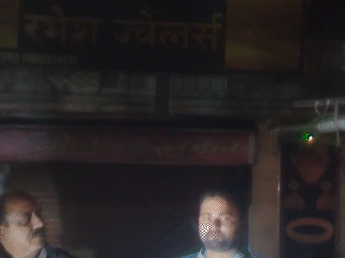 बिलासपुर में तीसरे-दिन फिर सराफा-व्यापारी से 50 लाख की लूट:शटर गिराकर बंद करते समय वारदात, बाइक सवार तीन युवक 3 बैग छीनकर भागे