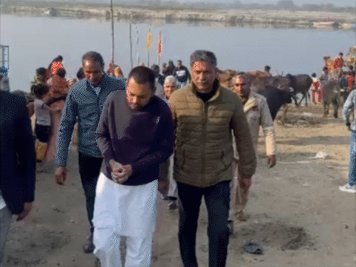 CM का बेटा 10 रुपए के रिक्शे में घूम रहा:वृंदावन में बिना VIP प्रोटोकॉल के सड़क पर निकले निशांत; यमुना को निहारा, प्रणाम किया