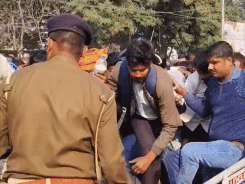 दफादार-चौकीदारों का पटना में प्रदर्शन, बैरिकेडिंग तोड़ी:डाकबंगला चौराहा की ओर बढ़े प्रदर्शनकारी, पुलिस से धक्का-मुक्की हुई; सबको खदेड़कर भगाया